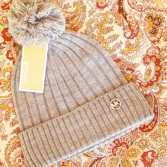 Michael Kors Knit Beanie with Pom-pom ❄️⛷️ - Picture 2 of 4